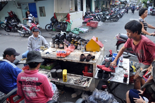 Thanh niên sửa giày miễn phí cho người nghèo giữa Sài Gòn - 8