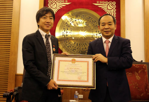 HLV Miura nhận kỷ niệm chương - 1