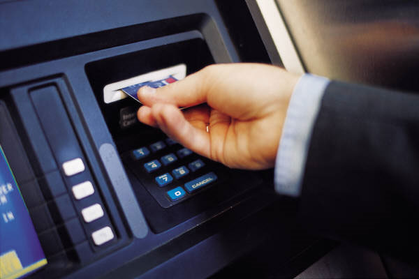 Rút tiền tại ATM lại bị "nuốt" tiền, phải làm sao? - 1
