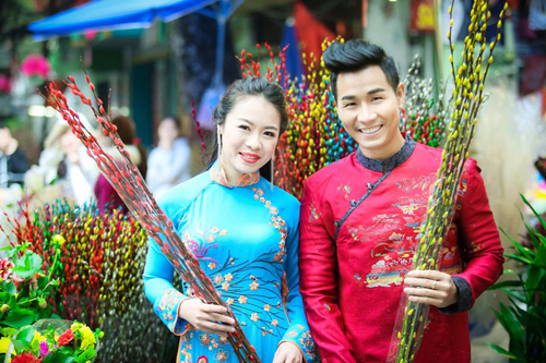 Nguyên Khang diện áo dài gấm, dạo phố hoa Tết ở Hà Nội - 1