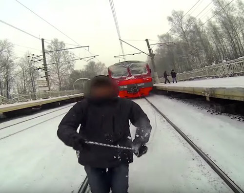 Liều mạng: Bám sau xe lửa để trượt tuyết - 1