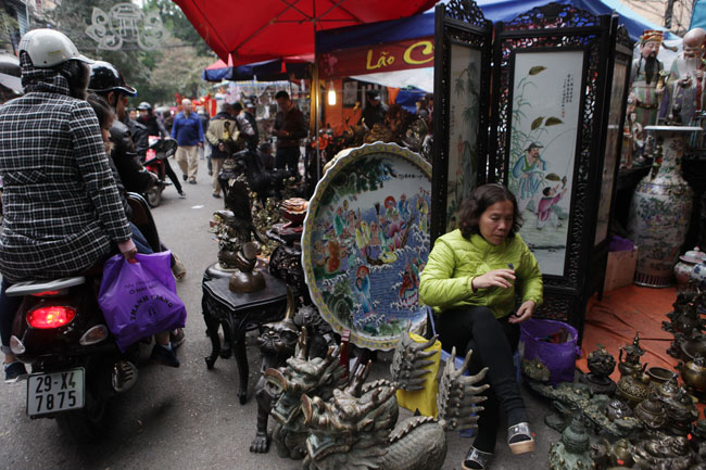 Độc đáo phiên chợ đồ cổ duy nhất trong năm ở Hà Nội - 1