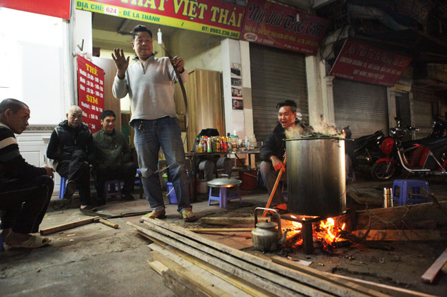Người dân Thủ đô trắng đêm luộc bánh chưng Tết - 5
