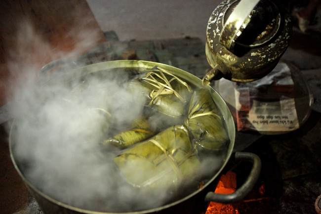 Người dân Thủ đô trắng đêm luộc bánh chưng Tết - 4