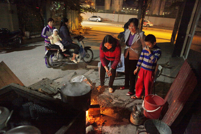 Người dân Thủ đô trắng đêm luộc bánh chưng Tết - 8