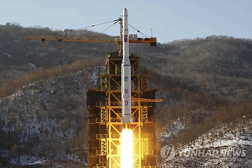 Triều Tiên bất ngờ phóng tên lửa tầm xa - 1