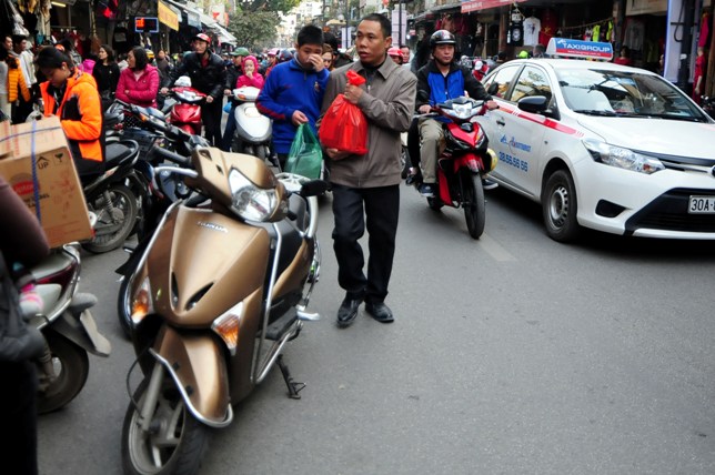 Hà Nội: Quần áo thanh lý “đổ bộ” vỉa hè ngày cuối năm - 12