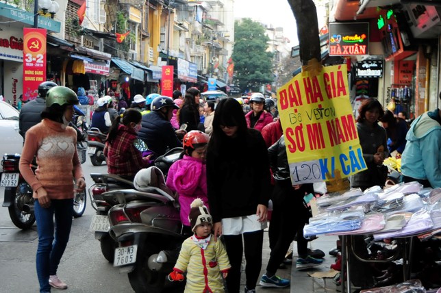 Hà Nội: Quần áo thanh lý “đổ bộ” vỉa hè ngày cuối năm - 5