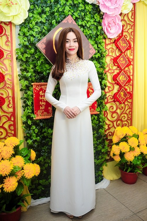 8 kiểu tóc kết hợp với áo dài đẹp nhất của mỹ nhân Việt - 1