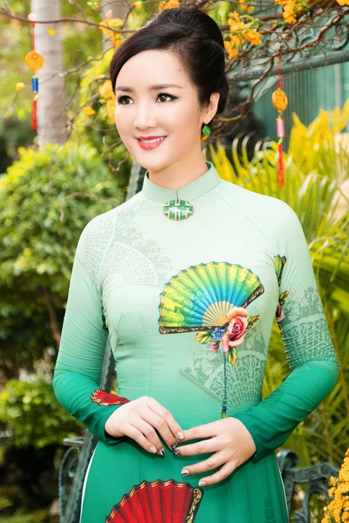 8 kiểu tóc kết hợp với áo dài đẹp nhất của mỹ nhân Việt - 3