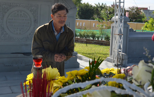 Viếng mộ ông Nguyễn Bá Thanh ngày Tết - 1
