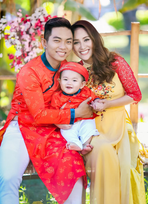 Gia đình Khánh Thi rạng rỡ diện áo dài du xuân - 1
