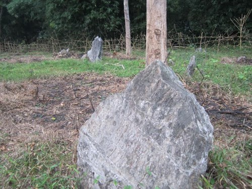 Bí ẩn rừng mộ đá cổ bên dãy Pù Mé - 2