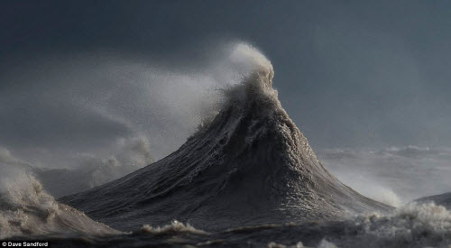 Ảnh: Vẻ đẹp của những con sóng dữ cao như núi - 1