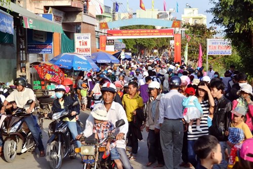 Bình Định: Sôi nổi lễ hội đua thuyền - 2