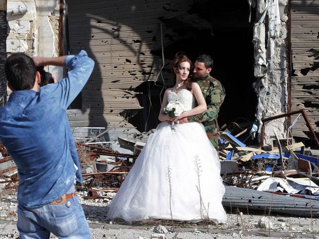 Bộ ảnh cưới độc nhất vô nhị giữa cảnh hoang tàn ở Syria - 1