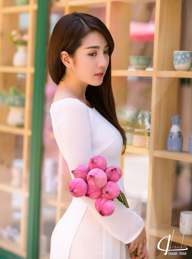 Hot girl Linh Napie nền nã trong tà áo dài trắng, e ấp tạo dáng bên hoa sen