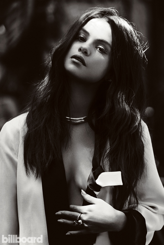 Son dưỡng môi không bao giờ thiếu trong túi xách của Selena Gomez. "Chẳng ai cảm thấy đẹp trước một đôi môi nứt nẻ", Selena Gomez chia sẻ