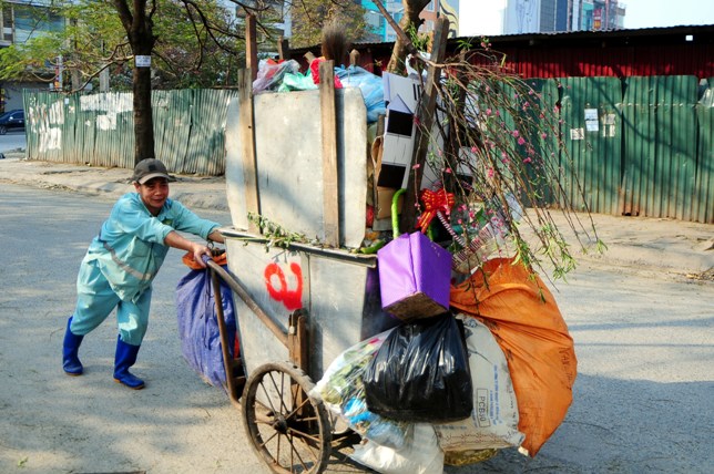 Sau Tết, rác đào, quất tràn ngập phố phường Hà Nội - 12