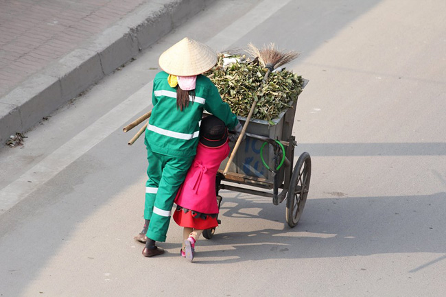 Ảnh: Gác trọ của &#34;em bé phụ mẹ quét rác ngày Tết&#34; - 1