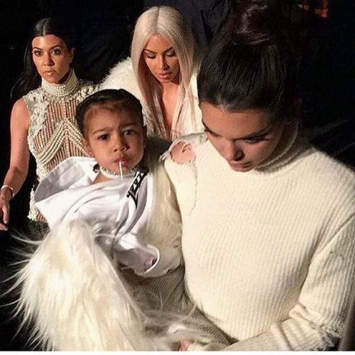 Gia đình Kardashian thống trị New York với show của Kanye West - 2