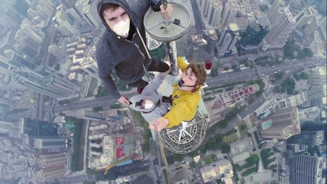 Video: 2 thanh niên Nga trèo tháp TQ cao 380m - 1