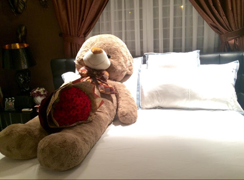 Facebook sao 14/2: Quốc Cường đăng ảnh hôn lễ khiến fan tò mò - 4