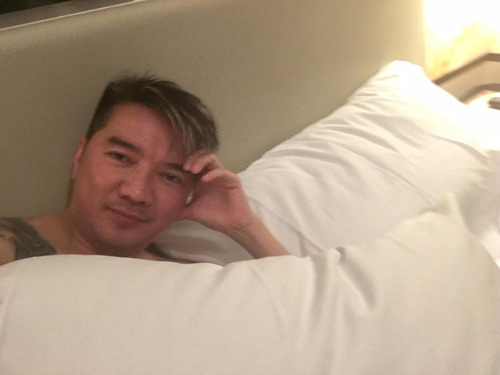 Facebook sao 14/2: Quốc Cường đăng ảnh hôn lễ khiến fan tò mò - 8