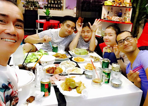 Facebook sao 14/2: Quốc Cường đăng ảnh hôn lễ khiến fan tò mò - 11