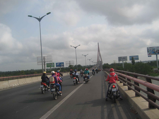 “Tự sướng” trên cầu dây văng, bất chấp hiểm nguy - 1