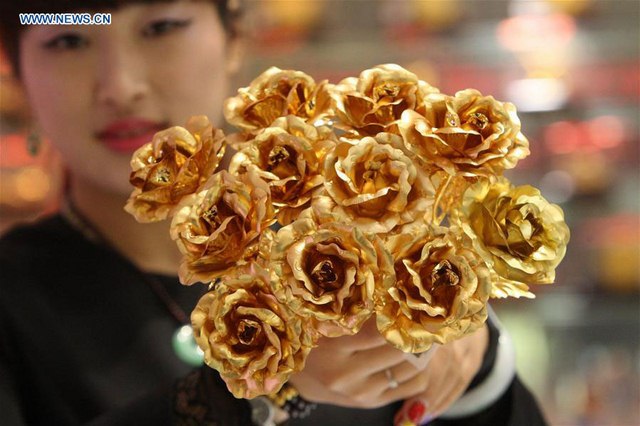 TQ: Hoa hồng bọc vàng sốt dịp Valentine - 1