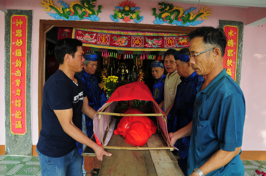 Cá voi “lụy” dạt vào bờ biển Quy Nhơn - 7