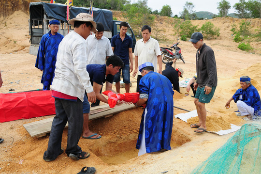 Cá voi “lụy” dạt vào bờ biển Quy Nhơn - 9