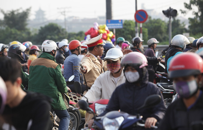 Bánh chưng, gà quê, rau sạch ùn ùn về Thủ đô sau Tết - 4