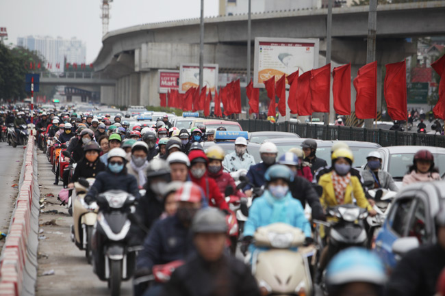 Nhiều tuyến đường Hà Nội kẹt cứng trong ngày đầu đi làm - 2