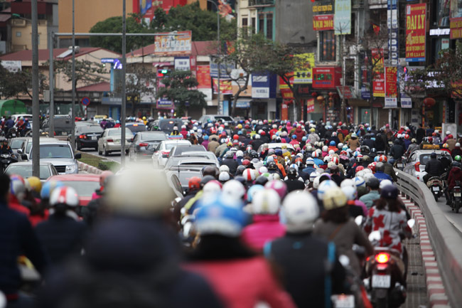 Nhiều tuyến đường Hà Nội kẹt cứng trong ngày đầu đi làm - 4