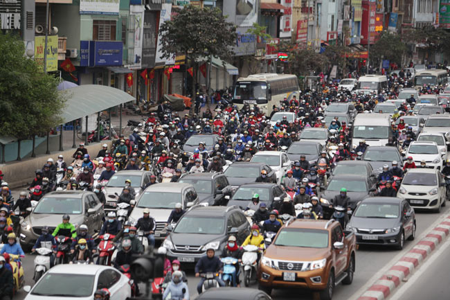 Nhiều tuyến đường Hà Nội kẹt cứng trong ngày đầu đi làm - 5
