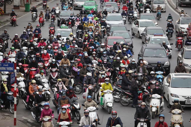 Nhiều tuyến đường Hà Nội kẹt cứng trong ngày đầu đi làm - 8
