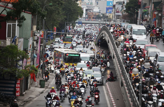 Nhiều tuyến đường Hà Nội kẹt cứng trong ngày đầu đi làm - 10