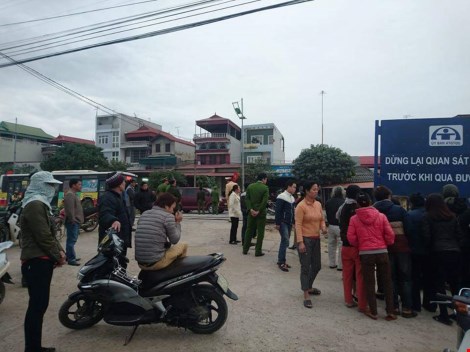 Thai phụ chở mẹ chồng bị tàu lửa cán tử vong - 1