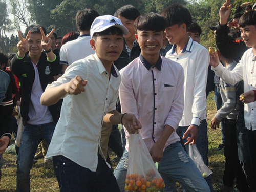 Lễ hội ném cà chua Thanh Hóa "gặp khó" vì cà chua tăng giá - 2