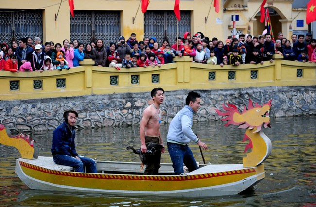 HN: Trai làng cởi trần bắt vịt trong cái lạnh cắt da - 3