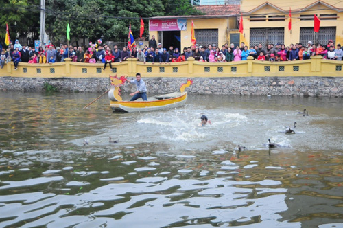 HN: Trai làng cởi trần bắt vịt trong cái lạnh cắt da - 1