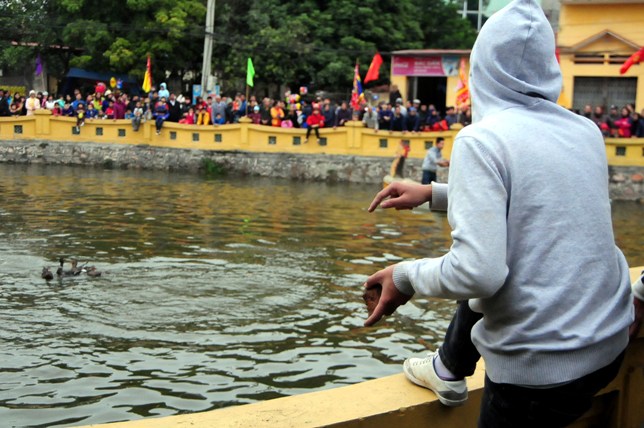 HN: Trai làng cởi trần bắt vịt trong cái lạnh cắt da - 11