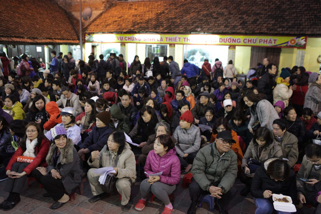 HN: Hàng nghìn người ngồi kín đường giải hạn sao La Hầu - 1