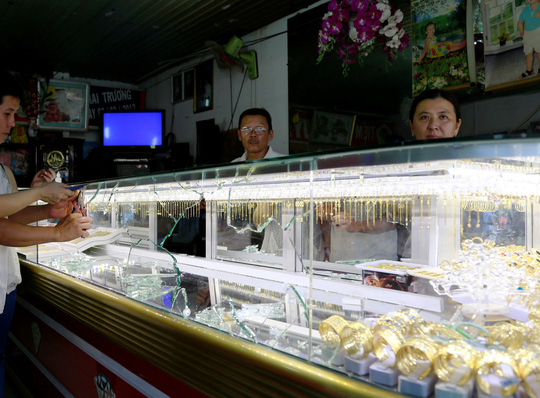 Chủ tiệm vàng nơm nớp sợ cướp - 2
