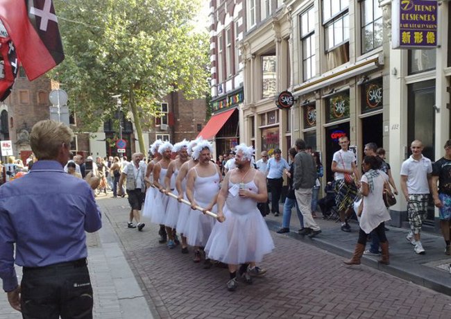 Những vũ công bale đi dạo phố.
