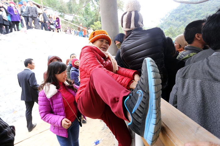 Khai hội chùa Ngọa Vân: Cáp treo mất điện, tắc nghẽn nhiều giờ - 13