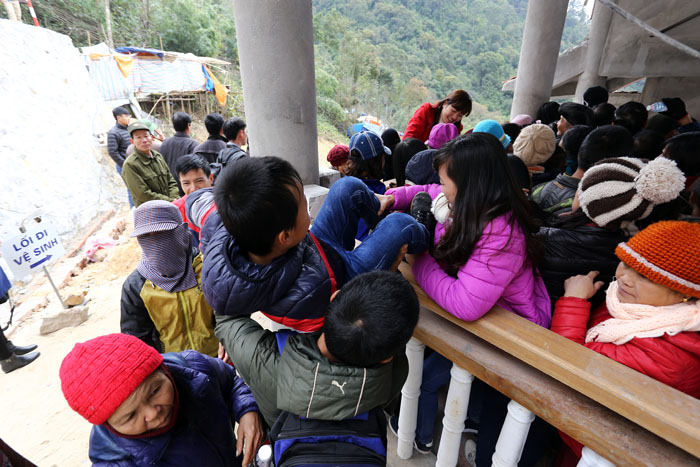 Khai hội chùa Ngọa Vân: Cáp treo mất điện, tắc nghẽn nhiều giờ - 14