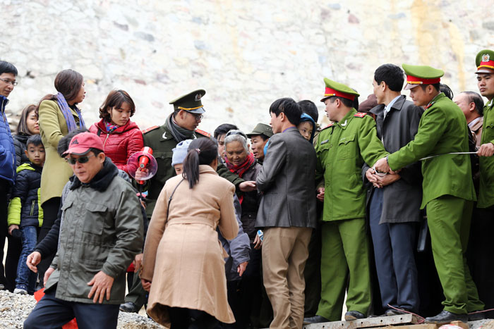 Khai hội chùa Ngọa Vân: Cáp treo mất điện, tắc nghẽn nhiều giờ - 15